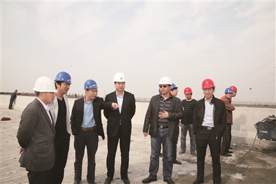 公司经理李树槐（左四）检查滨海新区西外环高速公路工程.jpg