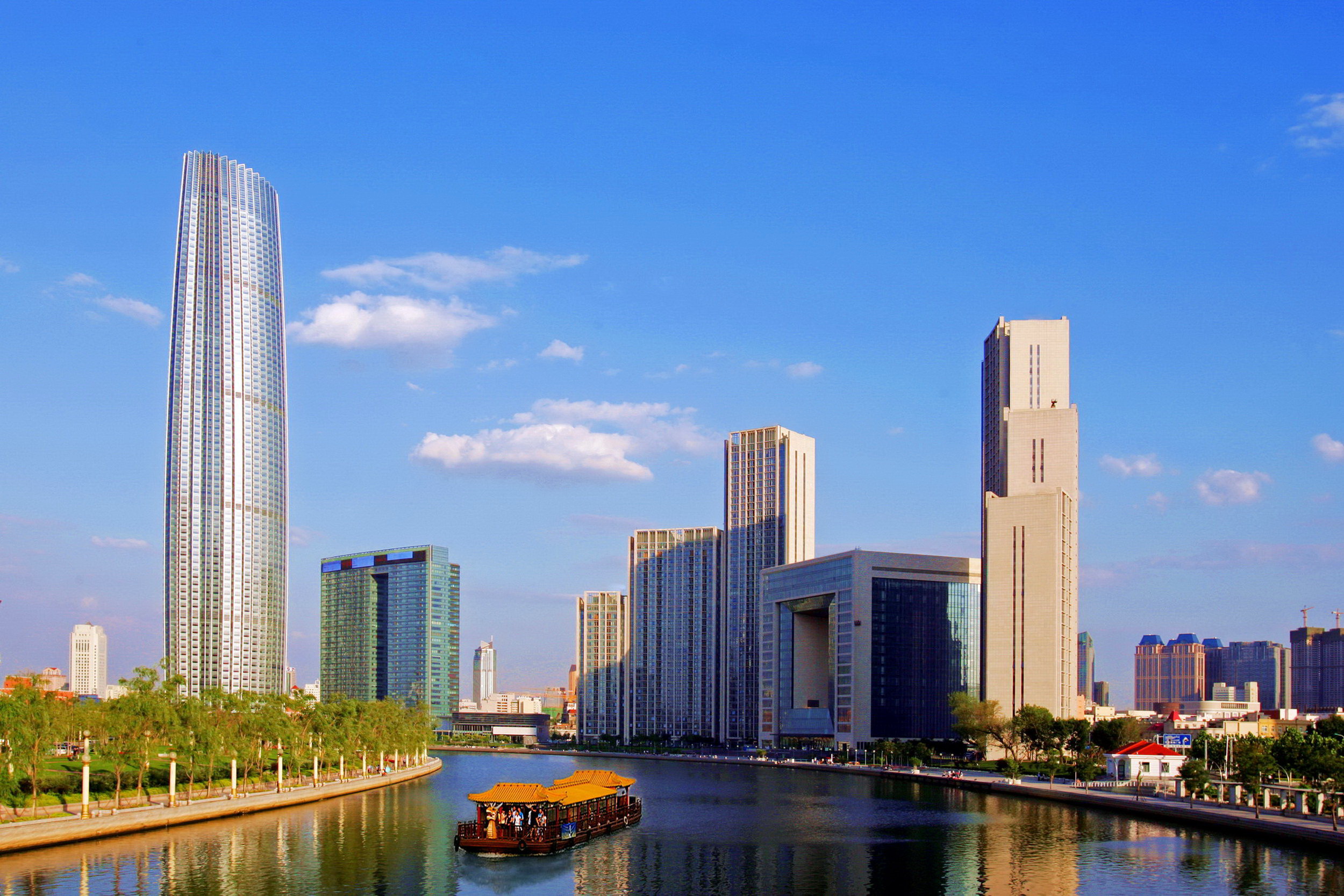 海河岸旁的津门津塔是和平区打造品质楼宇的体现和平区位于天津市中心